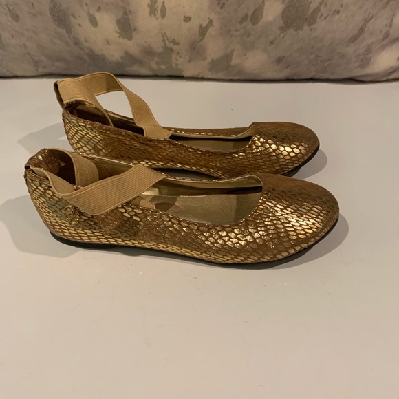 Jessica Simpson Other - GIRLS JESSICA SIMPSON GOLD MADDIE FLATS SIZE 2.5